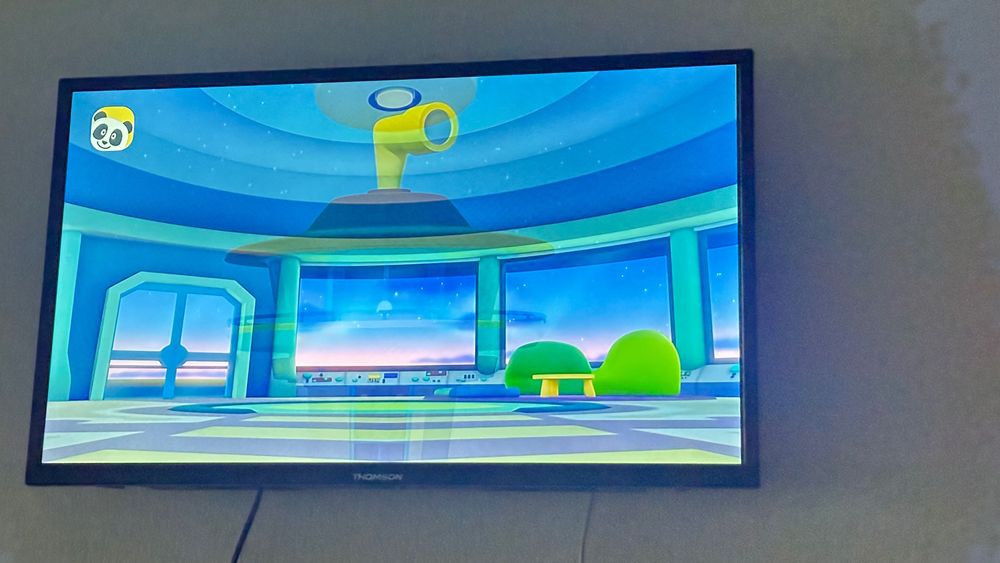 Vendo televisão como nova