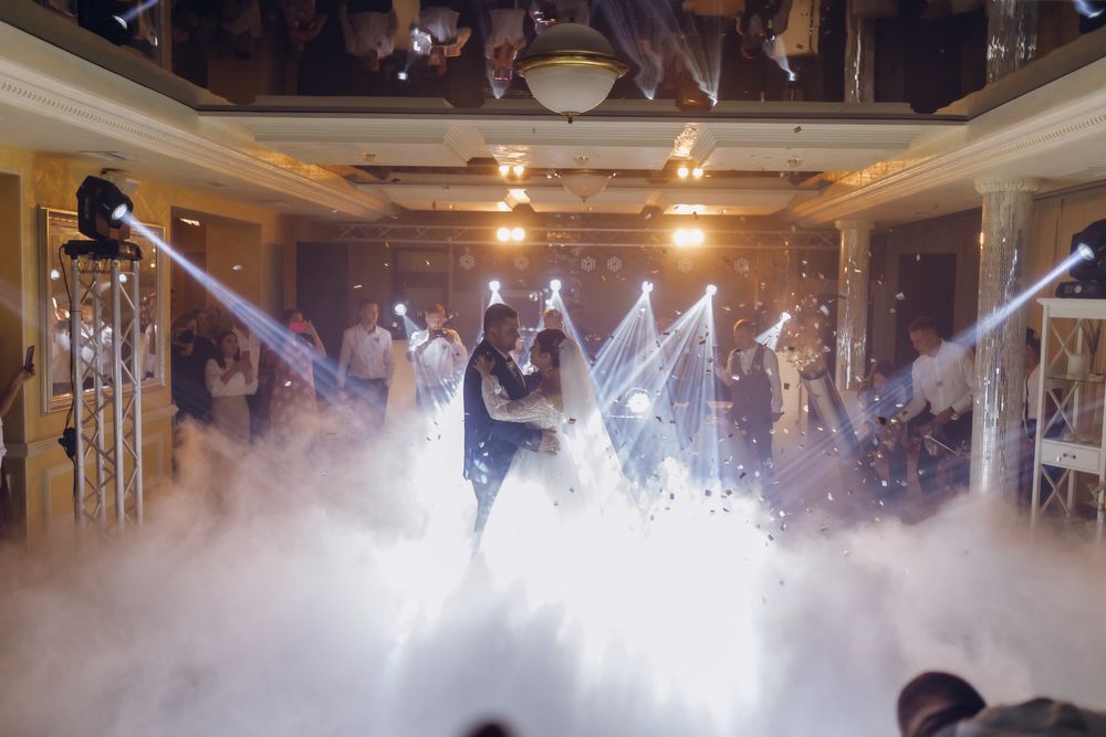 ВАЖКИЙ ДИМ на перший танець . Конфеті машина. Холодні вогні!
