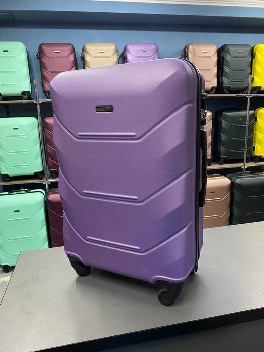 Валіза, чемодан пластиковий на колесах Wings Польша (П09)