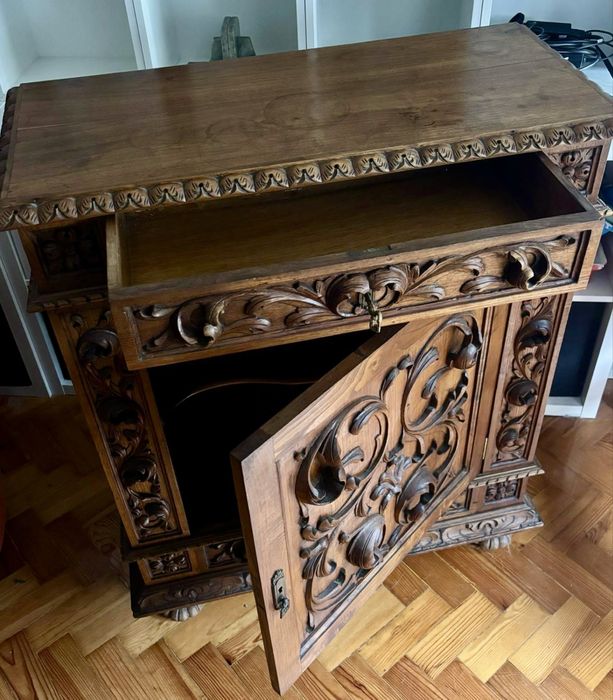 Móvel em madeira maciça trabalhada