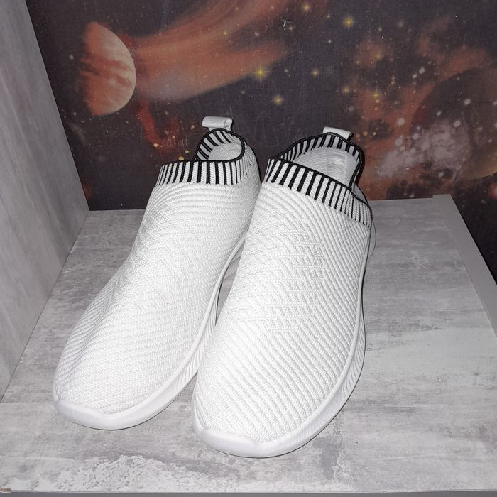 Белые кроссовки женские