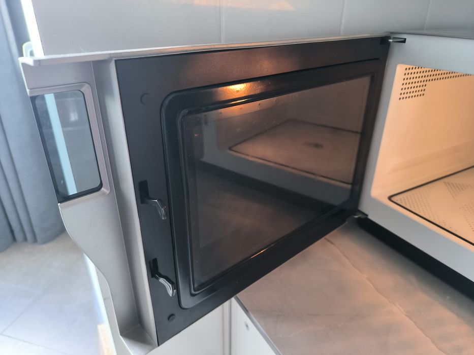 Мікрохвильова піч Whirlpool MWF 421 SL.