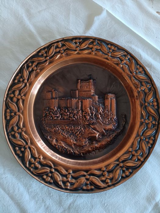 Prato decorativo, em cobre repuxado ou latão acobreado