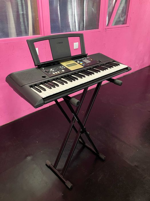 Teclado / Órgão YAMAHA - YPT 220 - Semi Novo - Com base