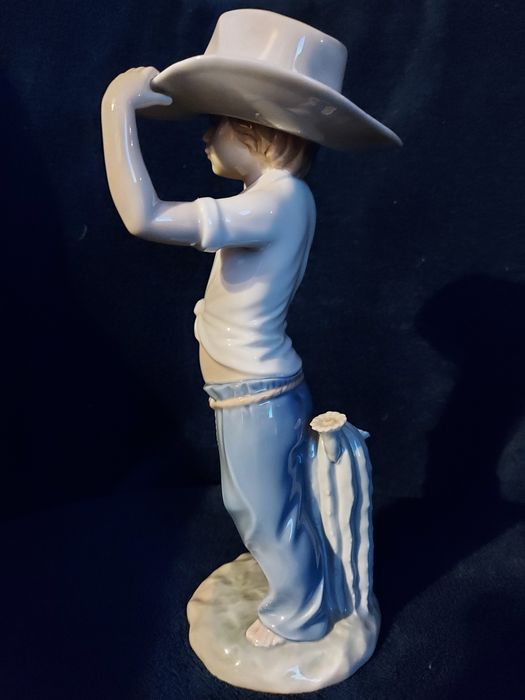 Nao by Lladro duża porcelanowa figurka chłopca Cowboy