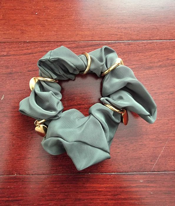 Elástico de cabelo verde com corações dourados - nunca usado