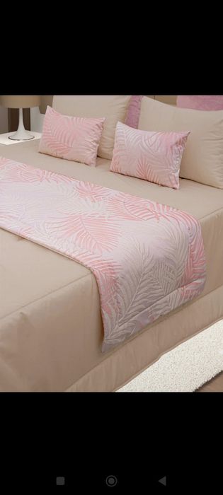 Cobre pés com 2 almofadas em tons rosa