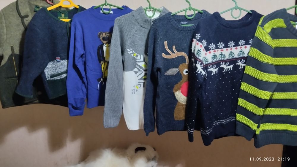 Дитячі новорічні светри та кофти
