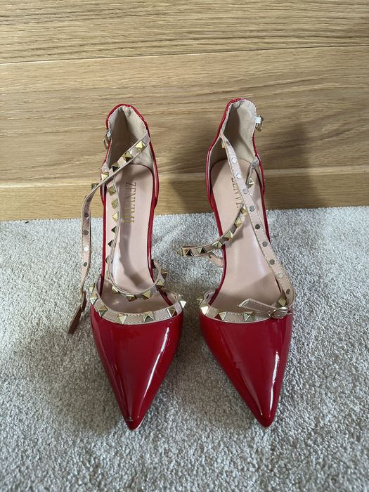 Czerwone szpilki z ćwiekami