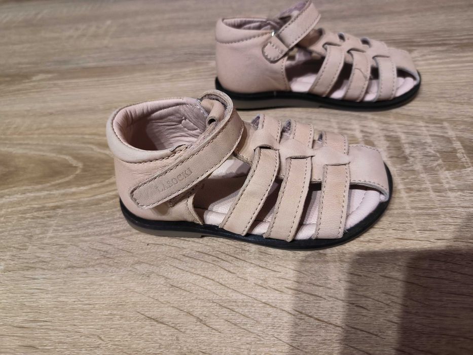 Sandałki dla dziewczynki r. 22