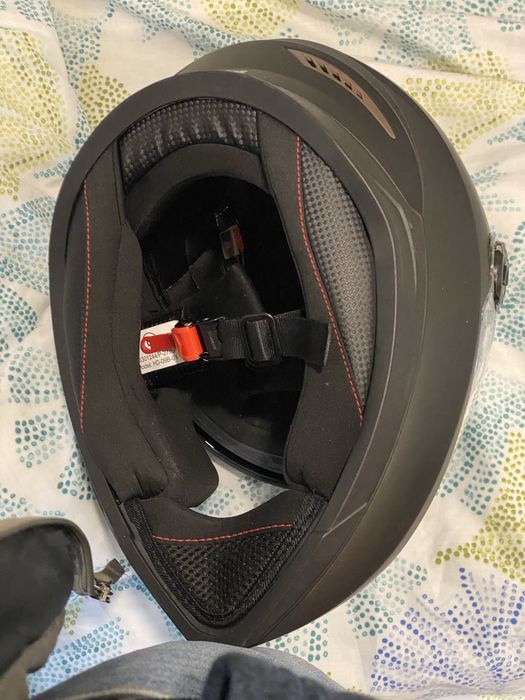 Capacete preto de moto