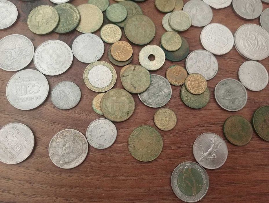 lote de dezenas de moedas portuguesas e estrangeiras- bom estado