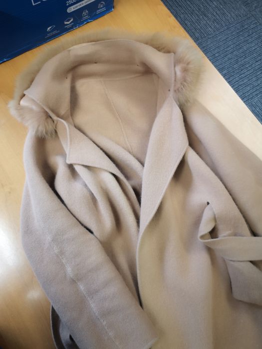 Płaszcz beżowy szlafrokowy z futerkiem kremowy r. L