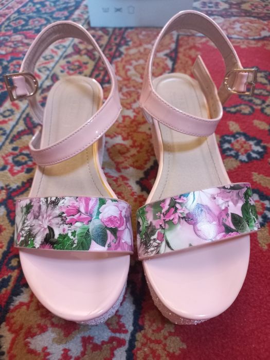 Sandálias rosas.