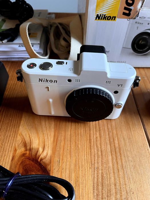 Nikon V1 zestaw body + obiektyw + akcesoria - uszkodzony obiektyw