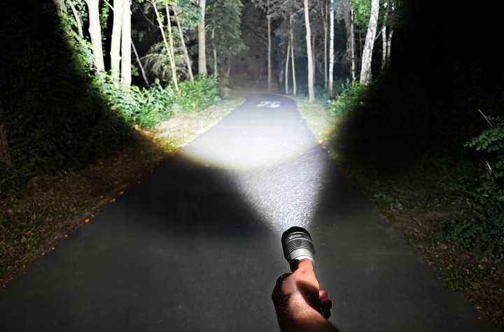 LATARKA LED taktyczna akumulator wodoodporna 10000 lm ZOOM taktyczna