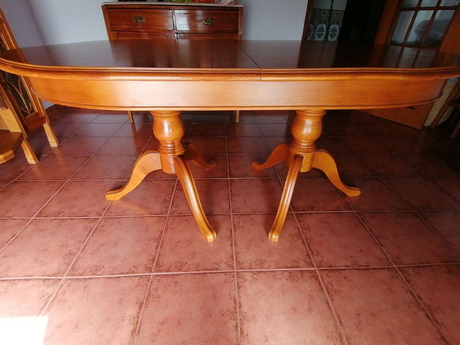 Mesa extensível e cadeiras de sala jantar