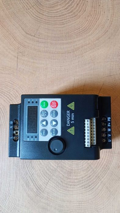 Частотний перетворювач з 220 В на 380 В VFD CW 100 2,2 кВт