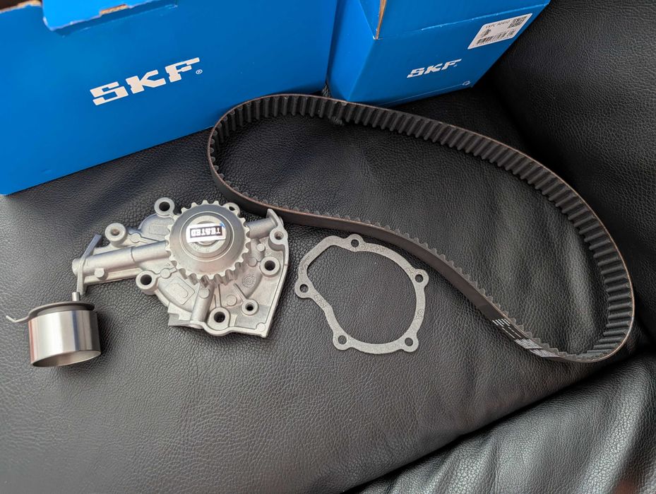 SKF VKMC90008 Комплект ГРМ (ремінь + ролик + водяний насос)