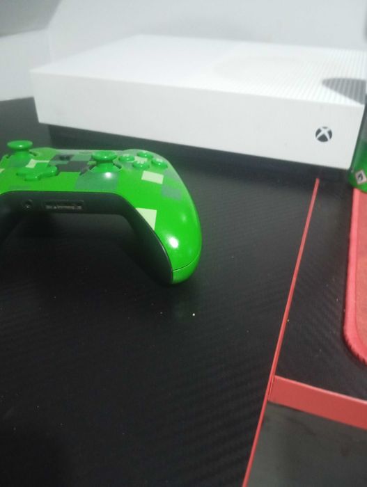 Sprzedam 2 Xbox one s wszystko sprawne