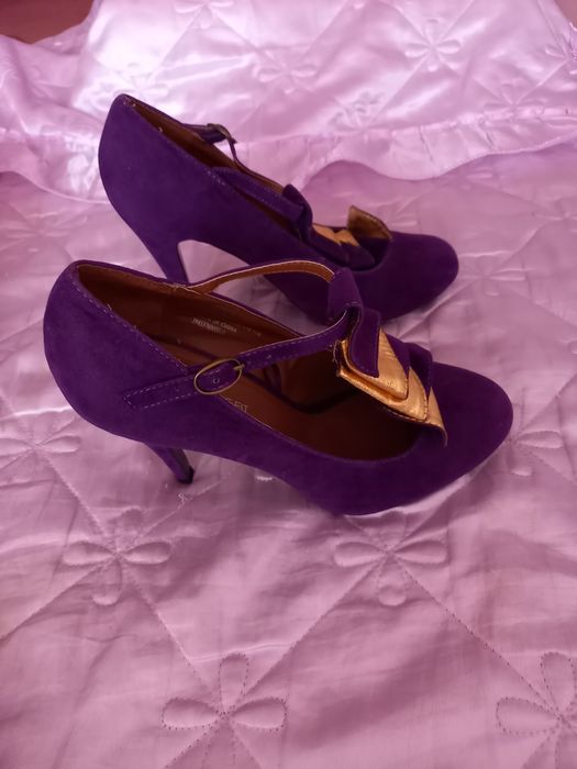 Śliczne buty aksamitne czółenka na obcasie szpilki fioletowe złote