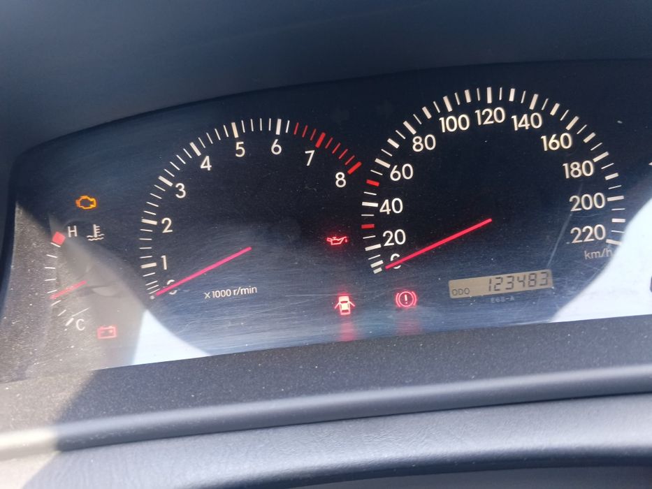 TOYOTA COROLLA в гарному стані, салон не затертий, машина стоїть майже двох роки без експлуатації. Авто варте уваги .
