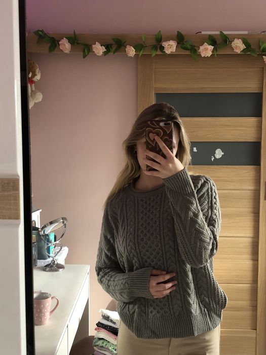 Szary sweter z wzorem