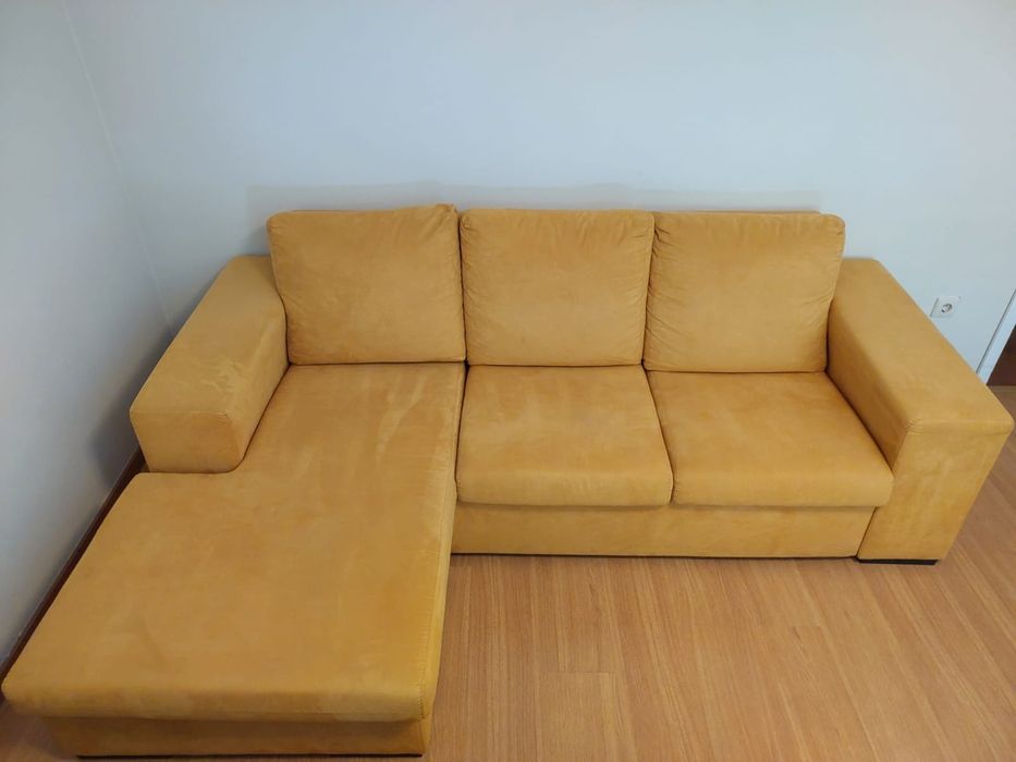 Sofá amarelo mostarda