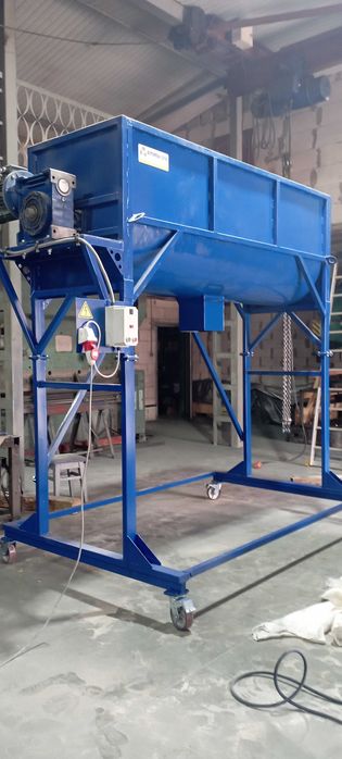 Змішувач кормів, сумішей,кормозмішувач горизонтальний