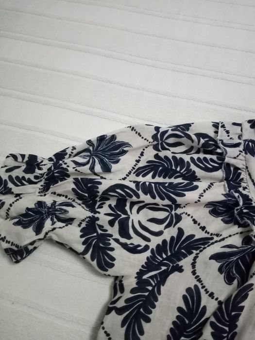 Camisa de senhora com estampado azul
