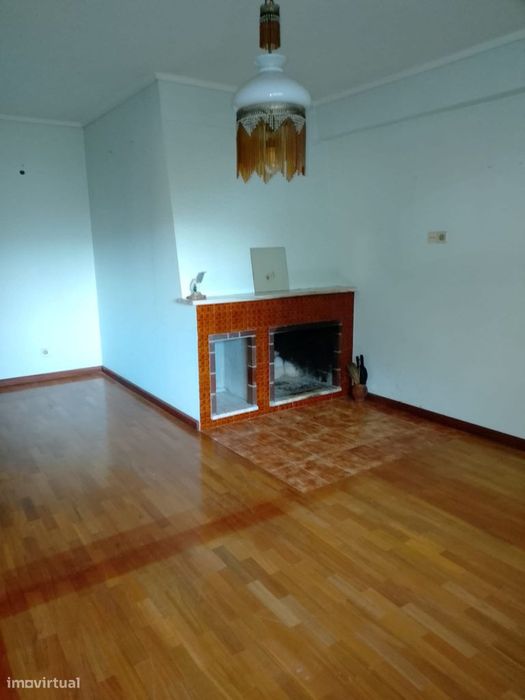 Apartamento T4+1 em Rés-do-chão — Bom estado.