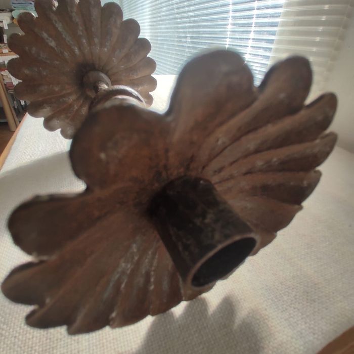 Par de castiçais, muito antigos em ferro* RESERVADO *