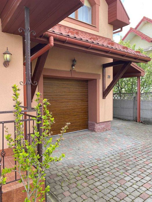 Просторий будинок з ремонтом, меблями та зручним розташуванням