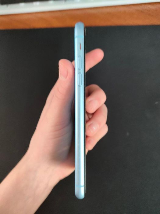 iPhone XR на 64 ГБ памʼяті.