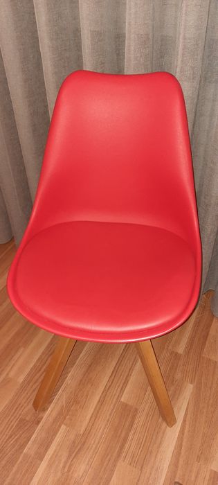 Cadeiras com pés em carvalho