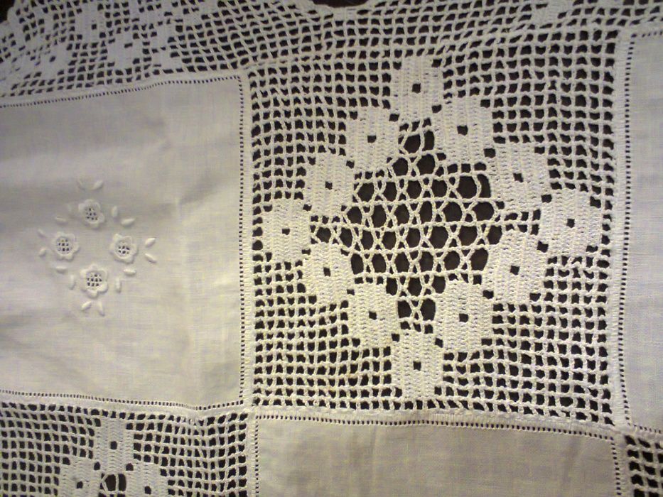 Toalha de mesa em linho e croché