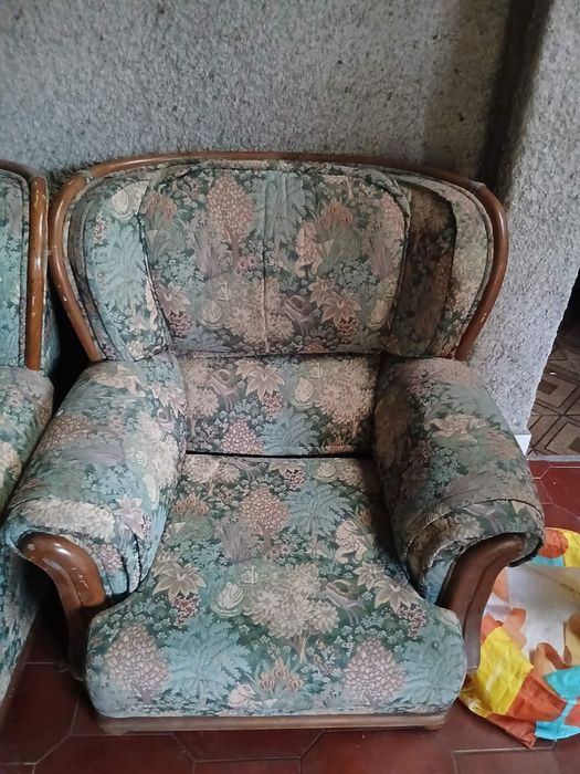1 sofa com algum uso