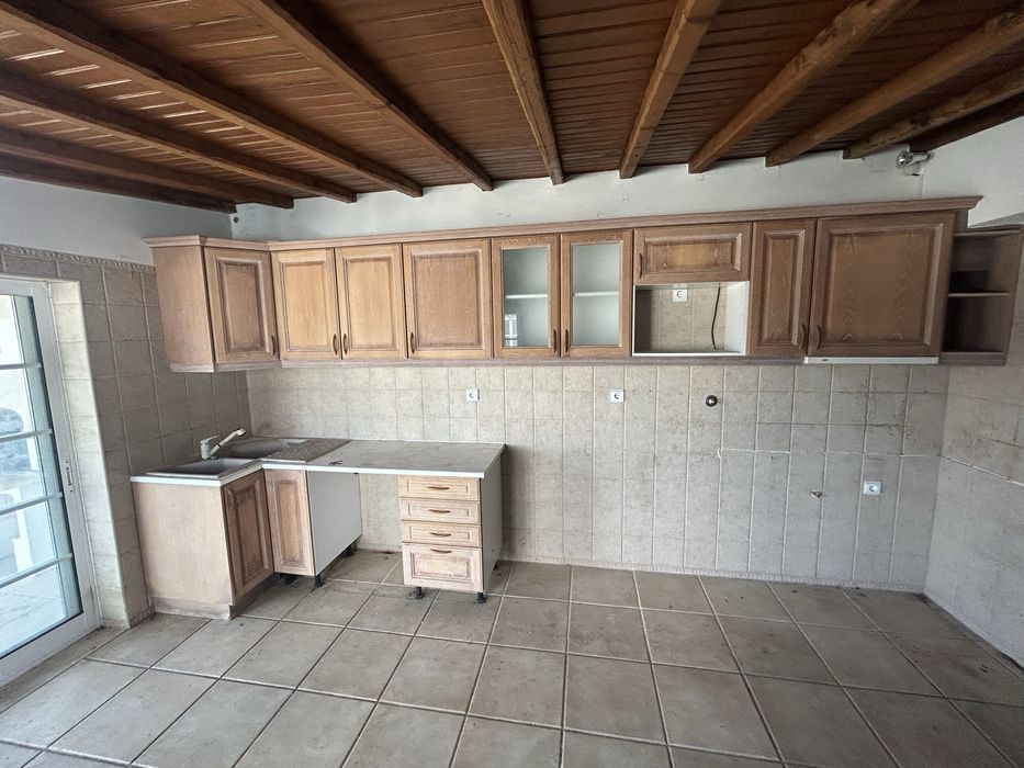 Cozinha usada com exaustor e lava loiça e triturador de residuos