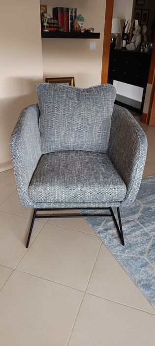 Cadeirão com pés em metal