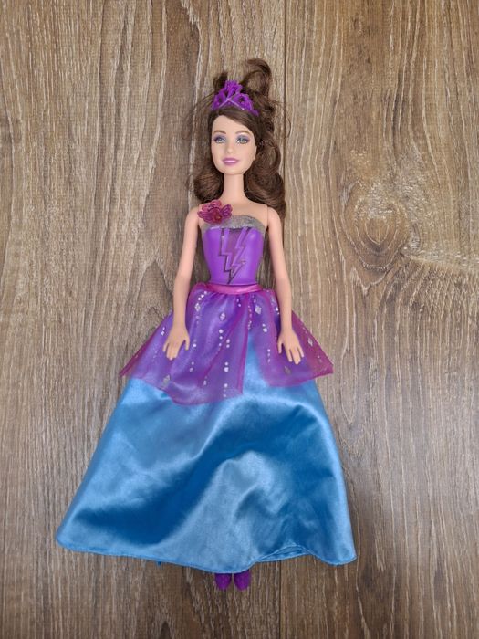 Lalka Barbie przesyłająca całusy