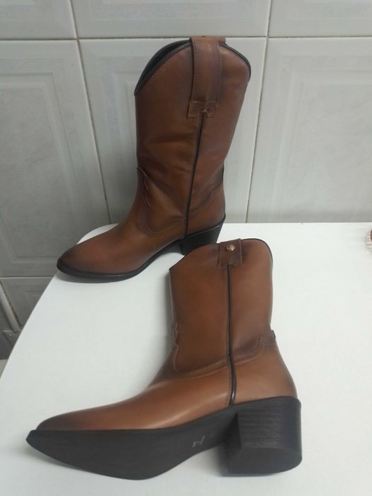 Botins em pele tamanho 40