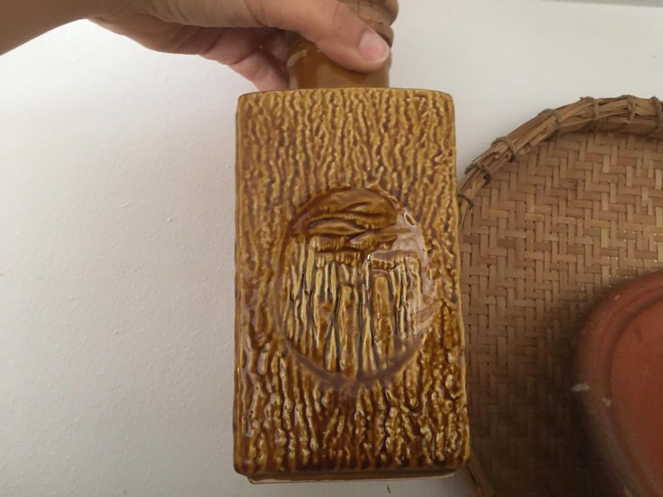 Loiça antiga e recente em vários materiais