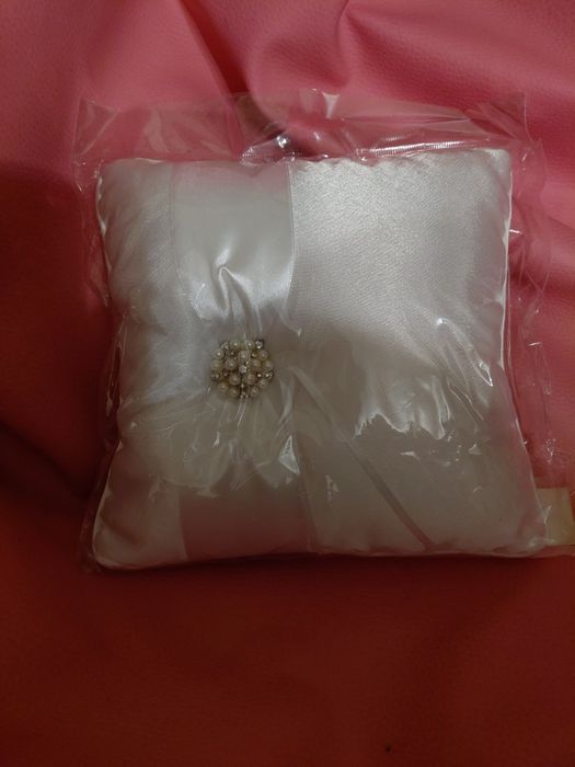 Poduszka na obrączki ślubne z perełkową aplikacją