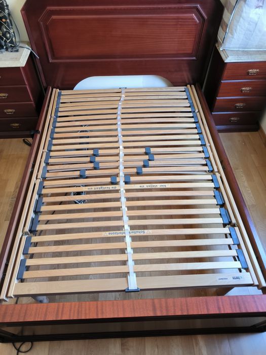 Cama em madeira com estrado elevatório