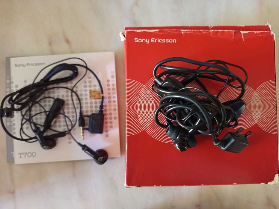 Telemóvel Sony Ericsson T700 com colunas e auriculares.  Novo.