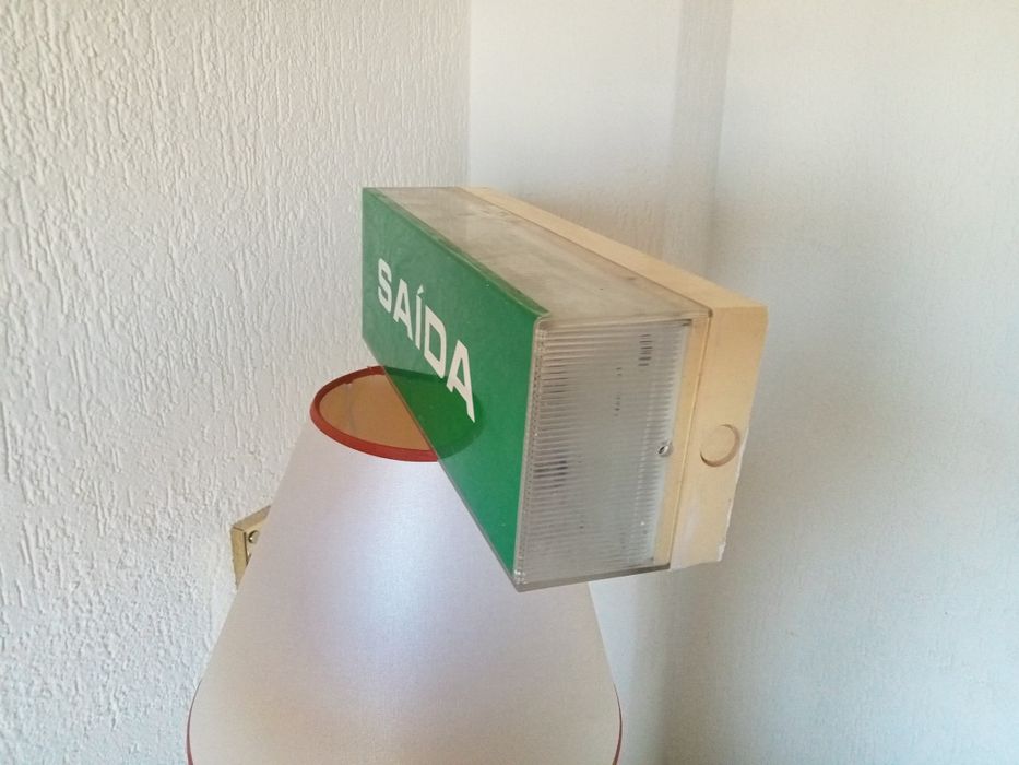 Placa saída de emergência verde em bom estado