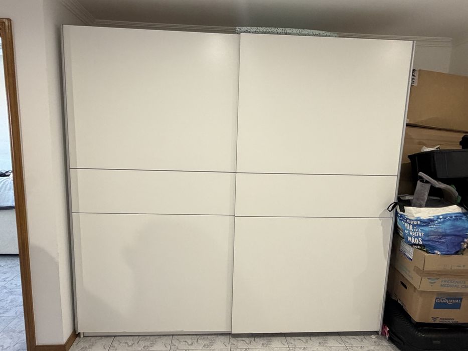 Guarda roupas com porta deslizantes