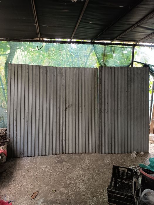 Portão em ferro com 3folhas com 3,12metros de comprimento por 1,85m de altura...