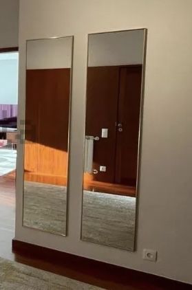 Espelhos de parede com moldura em metal dourado