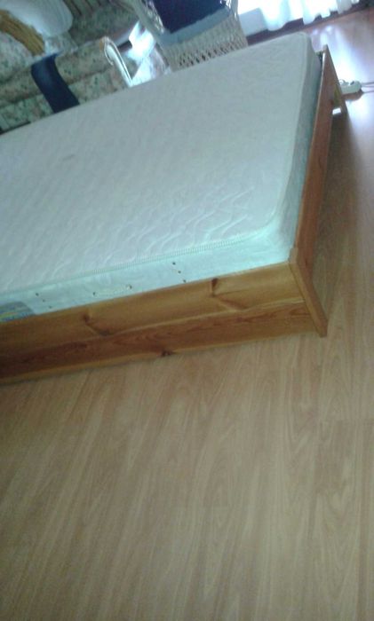 Cama de casal de madeira maciça